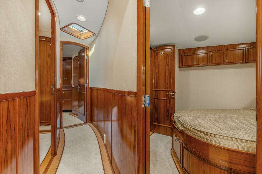 2005 76 Whiticar Enclosed Bridge Badonkadonk Companionway (4)