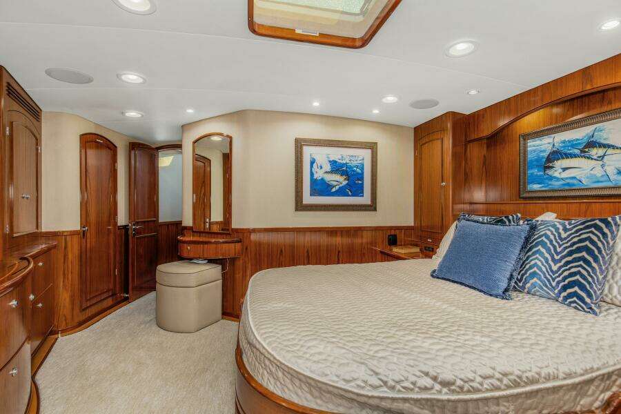 2005 76 Whiticar Enclosed Bridge Badonkadonk Master Stateroom (3)