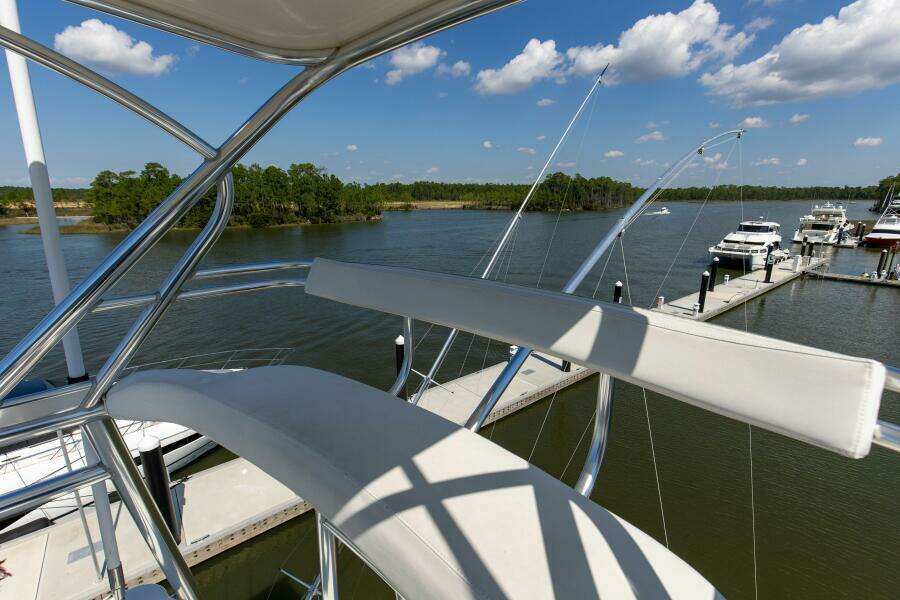 2005 76 Whiticar Enclosed Bridge Badonkadonk Flybridge (1)