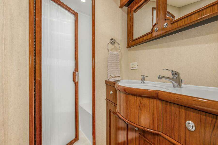 2005 76 Whiticar Enclosed Bridge Badonkadonk Starboard Head