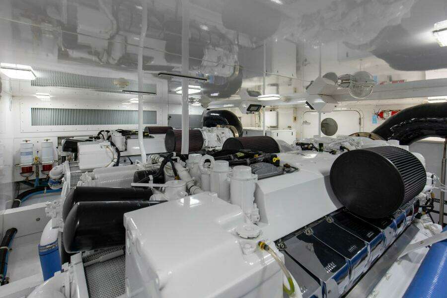 2005 76 Whiticar Enclosed Bridge Badonkadonk Engine Room (10)