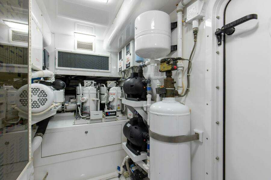 2005 76 Whiticar Enclosed Bridge Badonkadonk Engine Room (1)