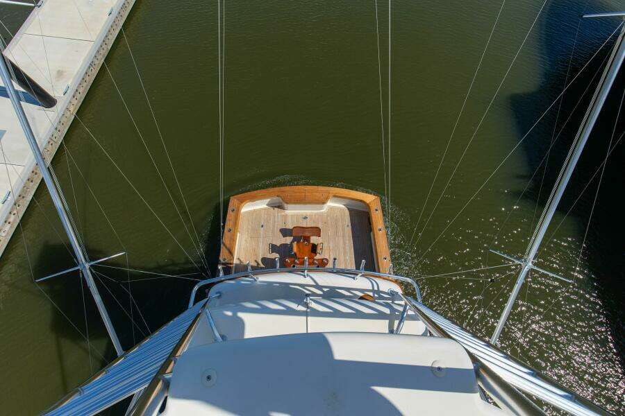 2005 76 Whiticar Enclosed Bridge Badonkadonk Flybridge (2)