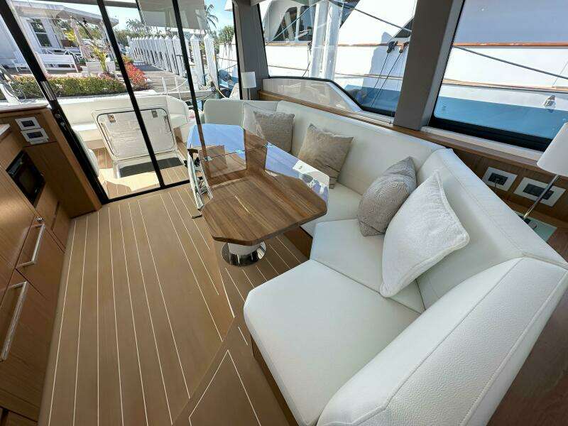2025 Tiara Yachts 60 EX - Dinette
