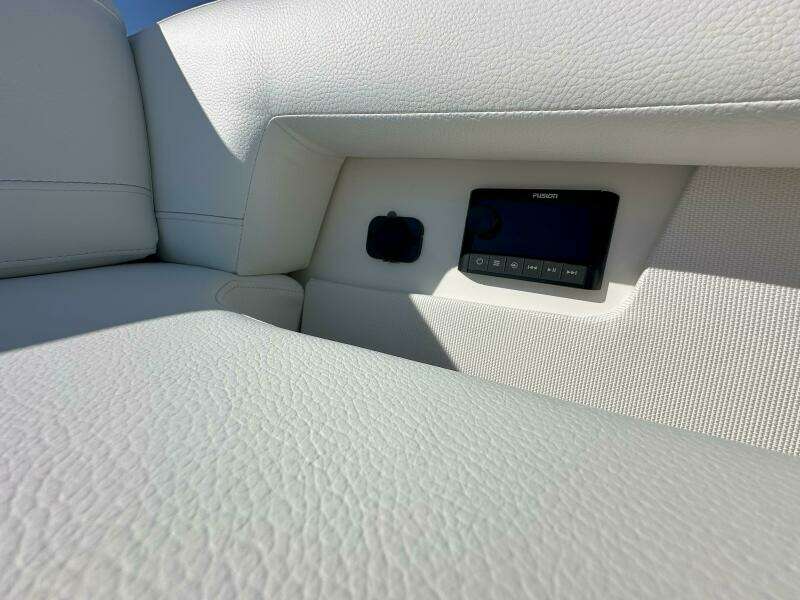  2025 Tiara Yachts 60 EX - Radio Control