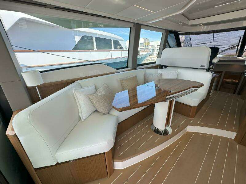  2025 Tiara Yachts 60 EX - Dinette