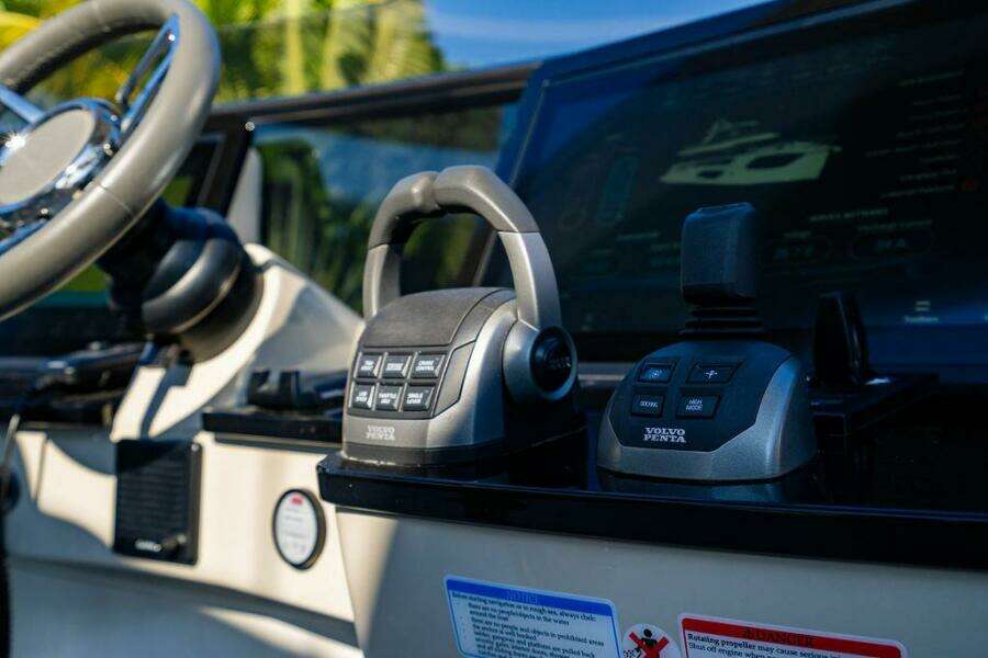 Absolute 64 - Kingship - Flybridge Helm