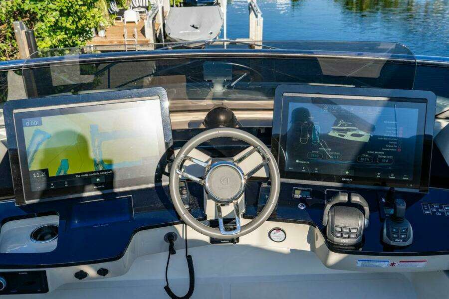 Absolute 64 - Kingship - Flybridge Helm