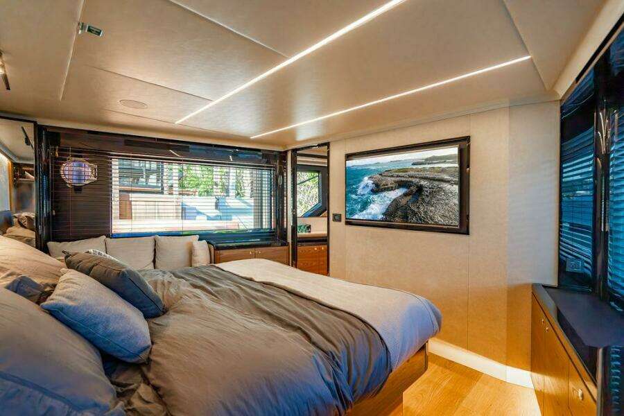 Absolute 64 - Kingship - Master Stateroom