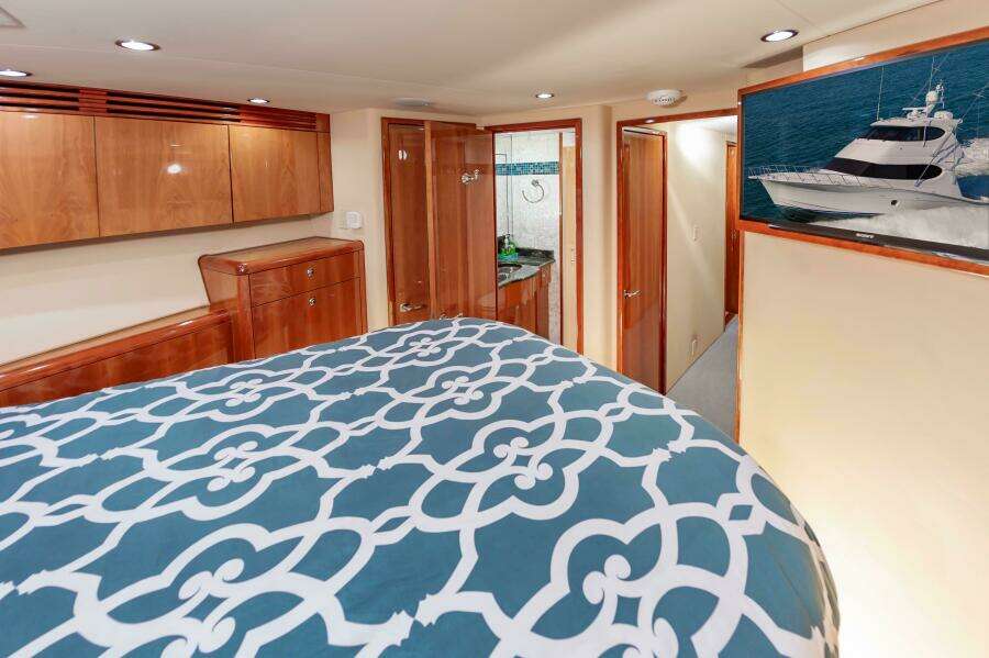 2008 Hatteras 64 Enclosed Bridge