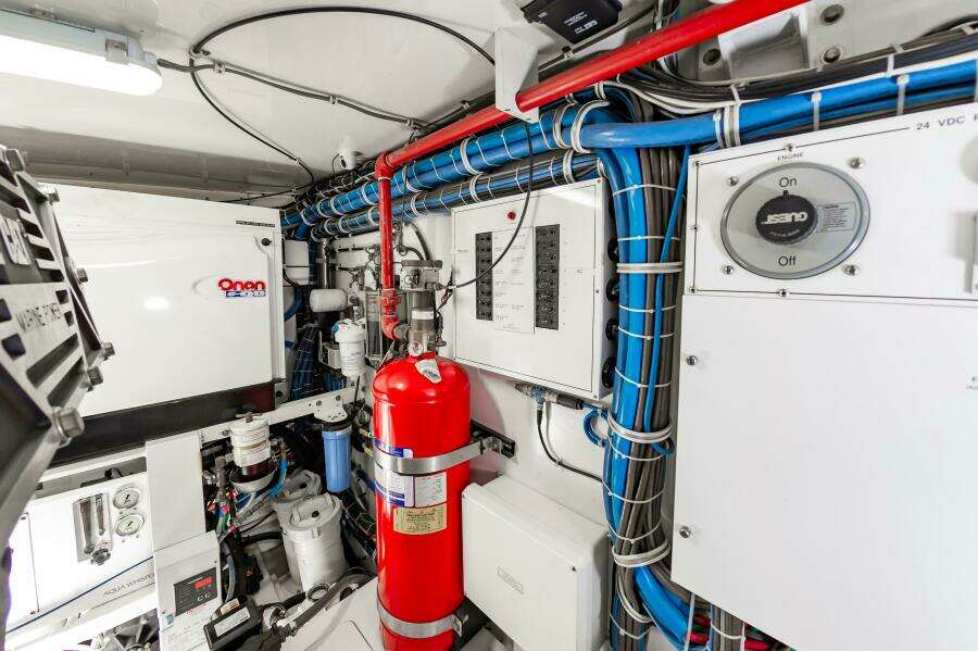 2008 Hatteras 64 Enclosed Bridge