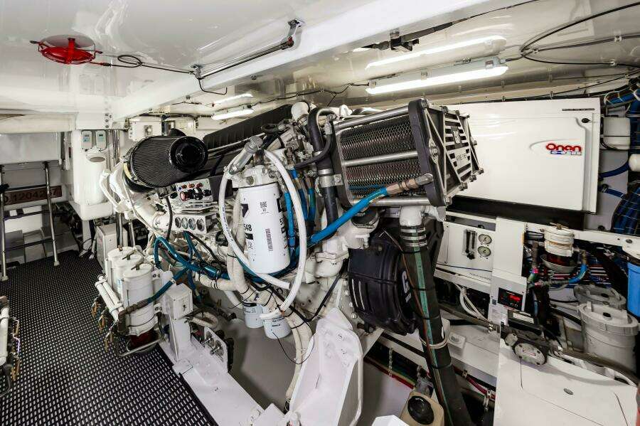 2008 Hatteras 64 Enclosed Bridge