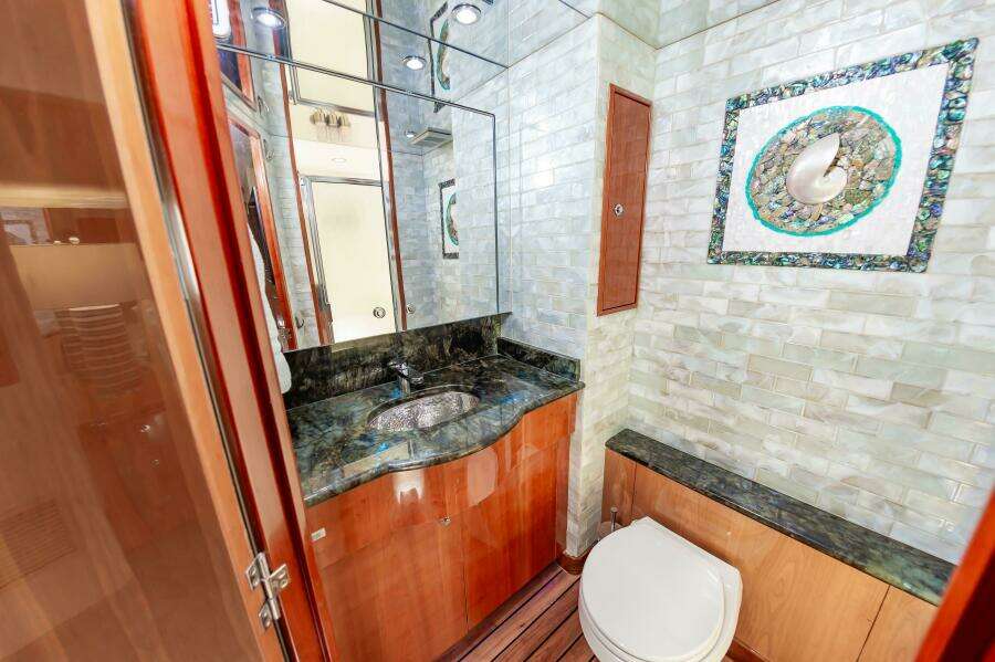 2008 Hatteras 64 Enclosed Bridge