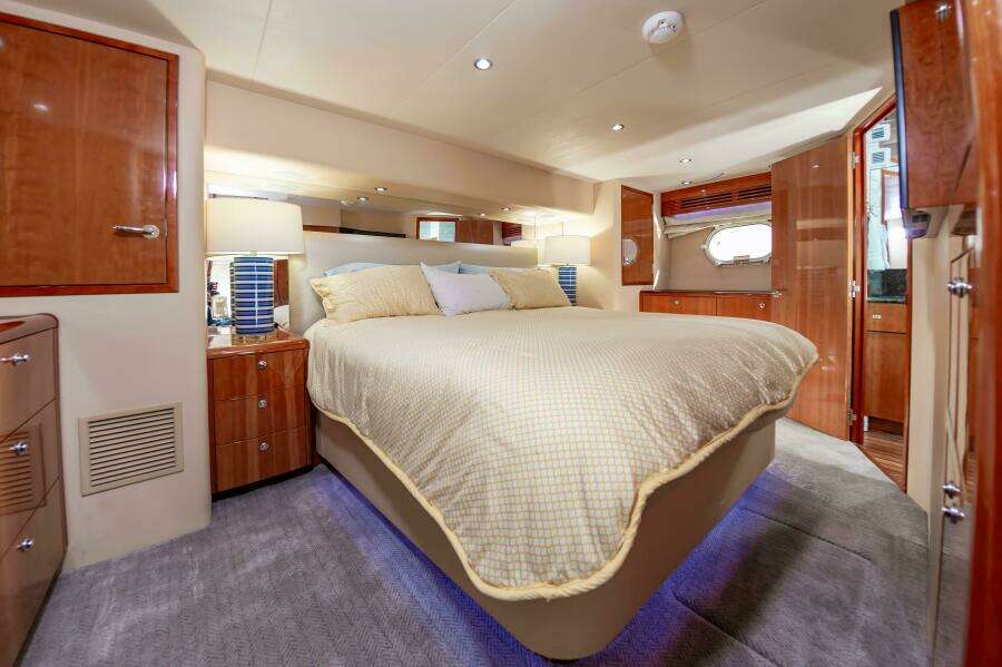 2008 Hatteras 64 Enclosed Bridge