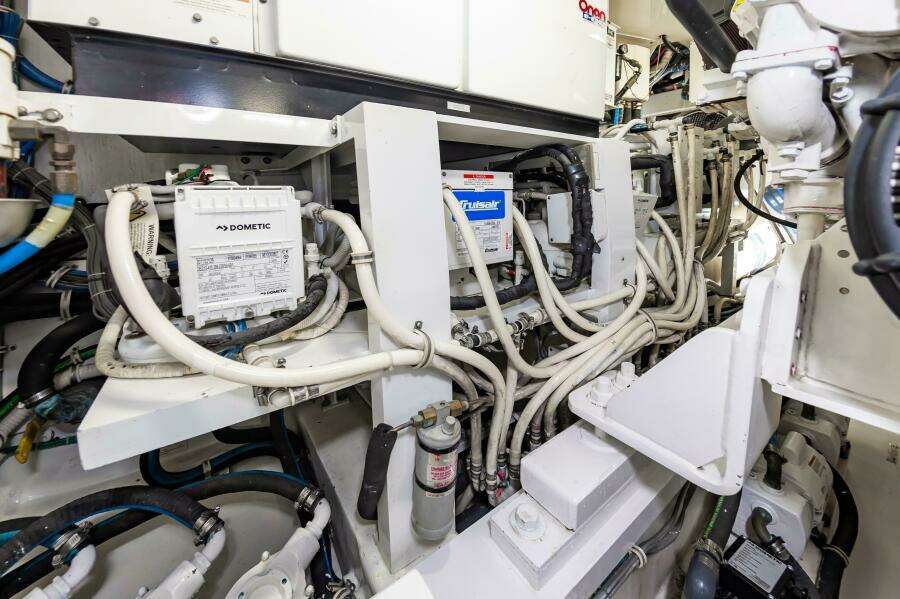 2008 Hatteras 64 Enclosed Bridge