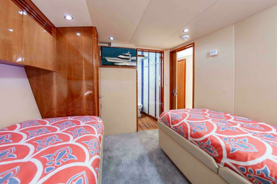 2008 Hatteras 64 Enclosed Bridge