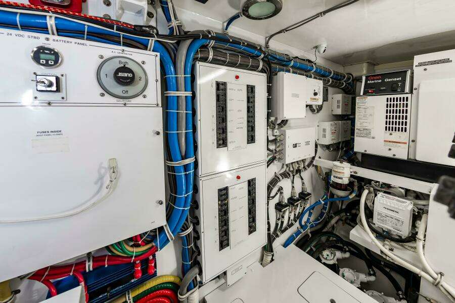 2008 Hatteras 64 Enclosed Bridge