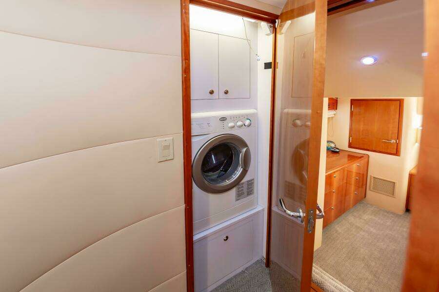 2008 Hatteras 64 Enclosed Bridge