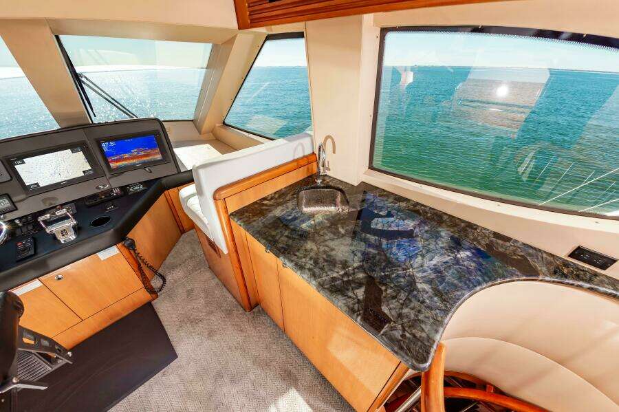2008 Hatteras 64 Enclosed Bridge