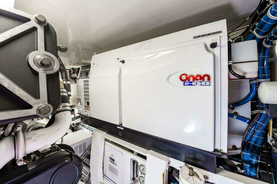 2008 Hatteras 64 Enclosed Bridge