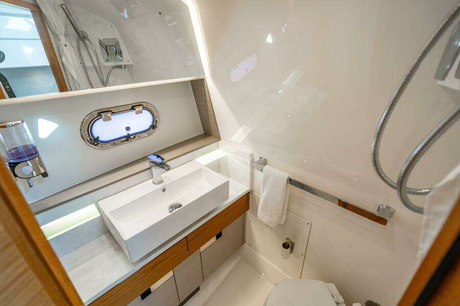 2022 Tiara Yachts 43 LS