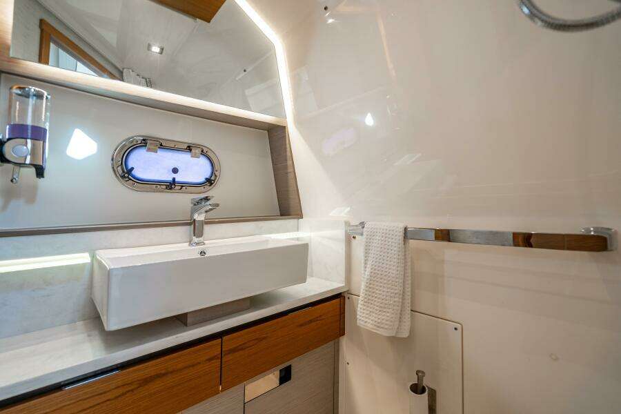 2022 Tiara Yachts 43 LS