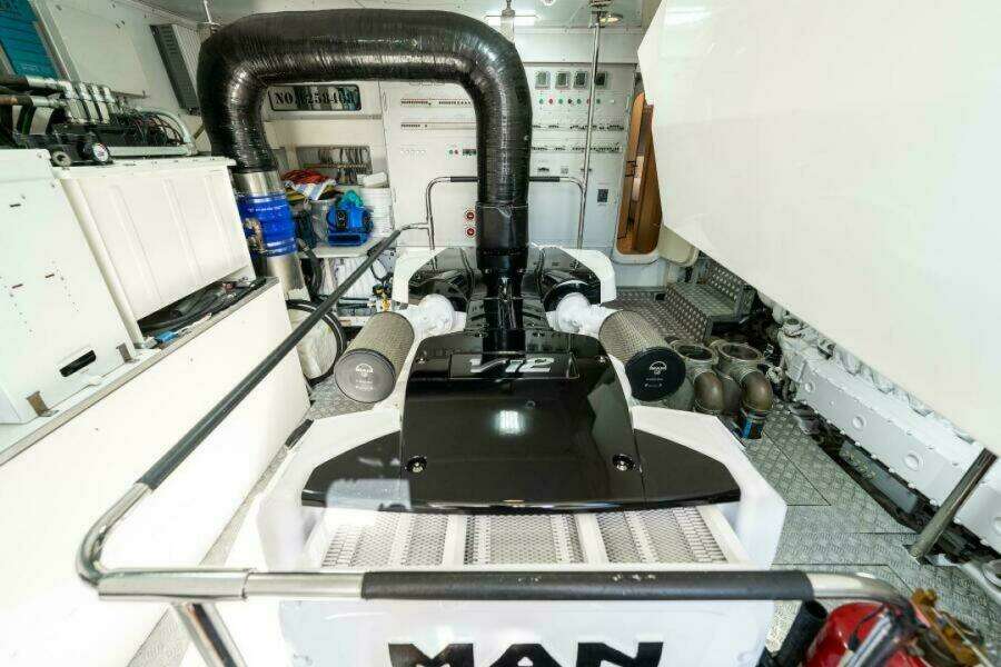 2015 Monte Carlo Yachts MCY86