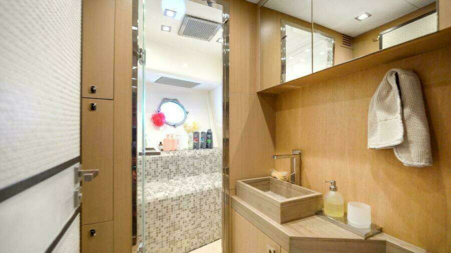 2015 Monte Carlo Yachts MCY86