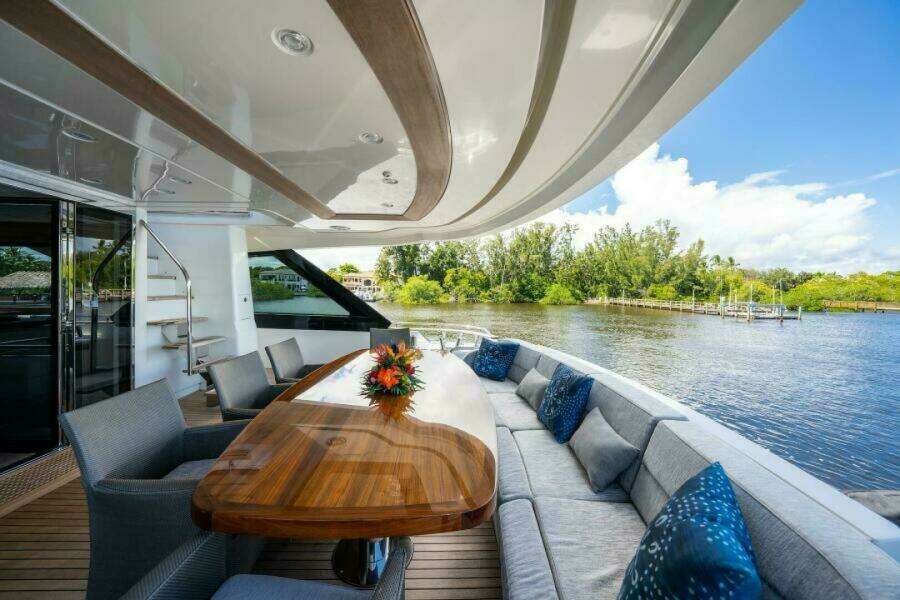 2015 Monte Carlo Yachts MCY86