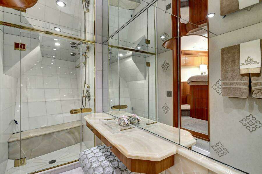 030 Lower Deck Forward VIP Head 01