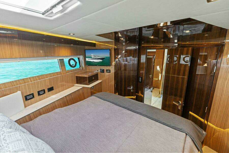 2023 Cruisers Yachts 60 Cantius Fly- VIP Stateroom