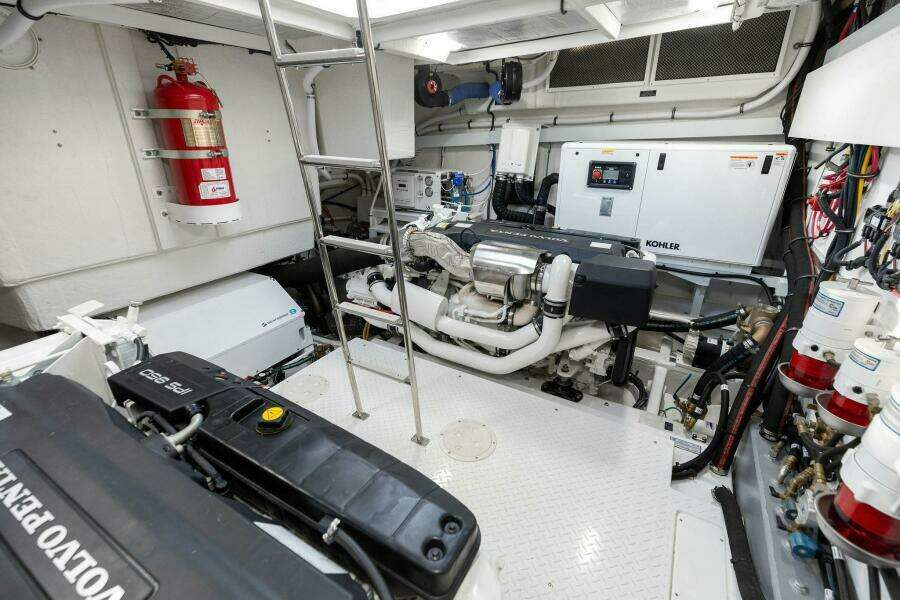 2023 Cruisers Yachts 60 Cantius Fly- Engine Room