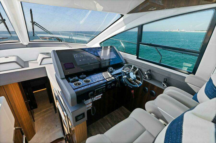 2023 Cruisers Yachts 60 Cantius Fly- Helm