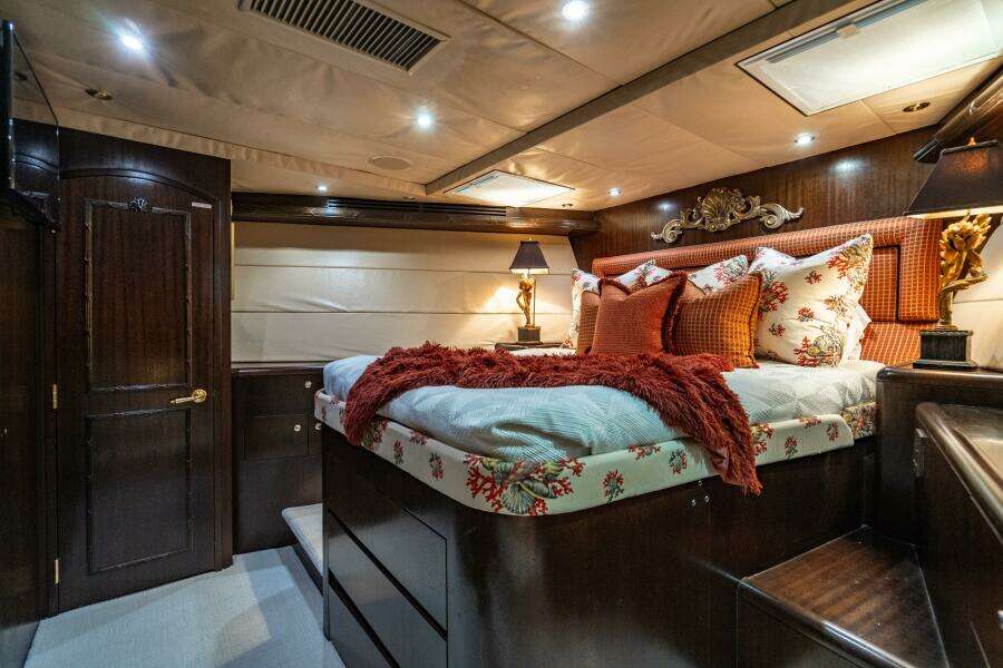 2001 Hatteras 100 Motor Yacht