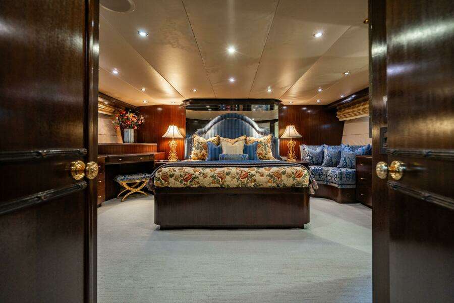2001 Hatteras 100 Motor Yacht