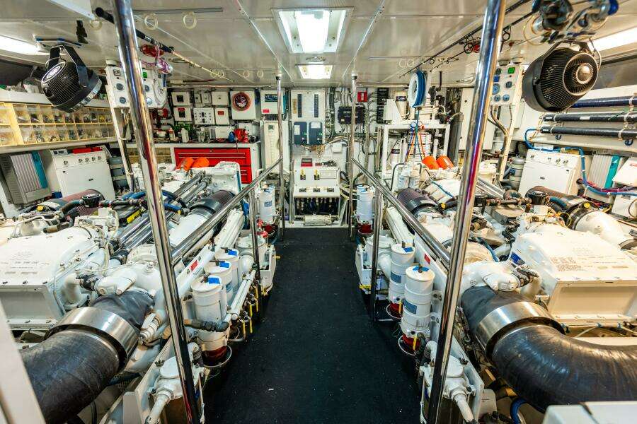 2001 Hatteras 100 Motor Yacht