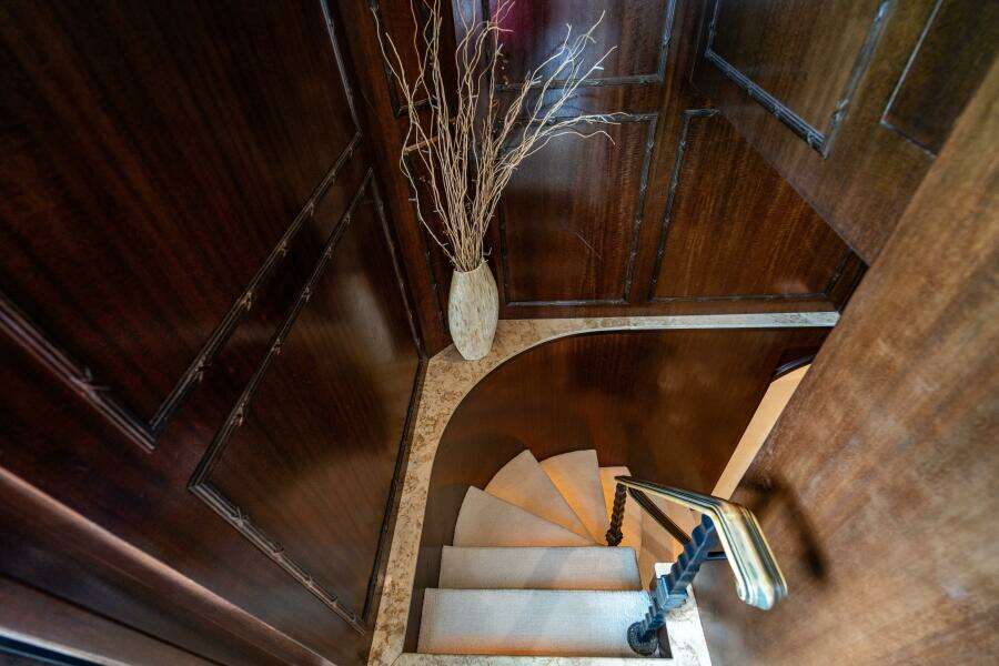 2001 Hatteras 100 Motor Yacht