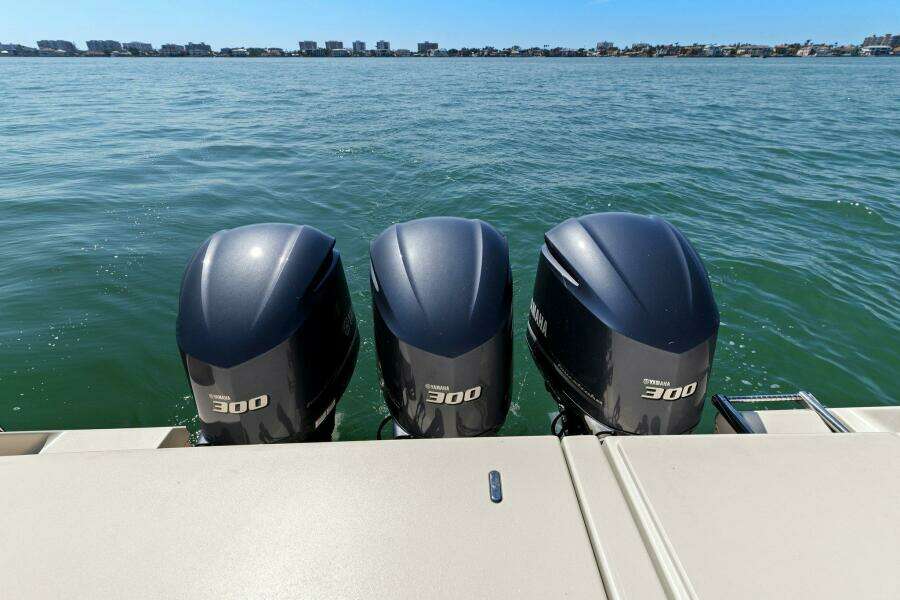 2016 375 Grady-White Freedom