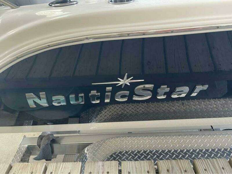 2022 NauticStar 2102 Legacy