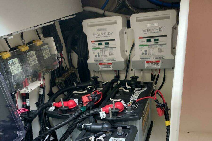 2022 Boston Whaler Conquest 405