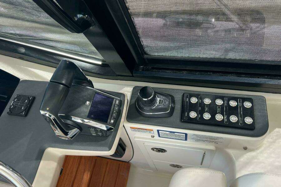2022 Boston Whaler Conquest 405