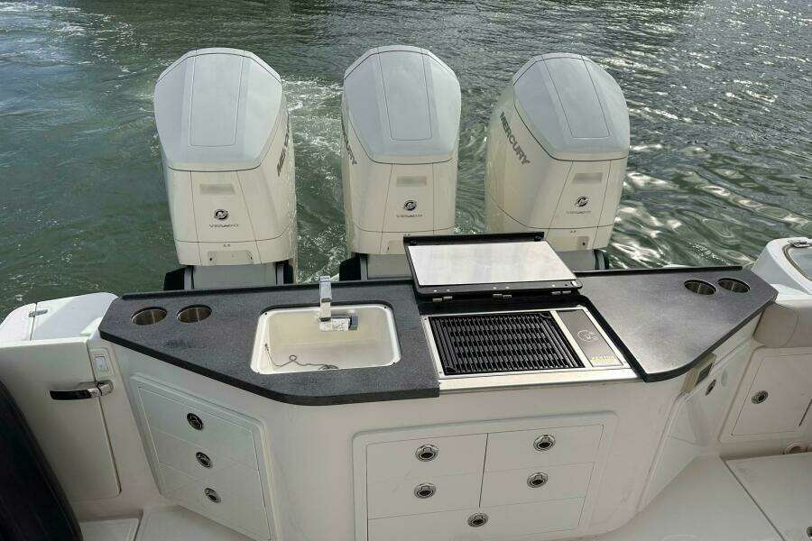 2022 Boston Whaler Conquest 405