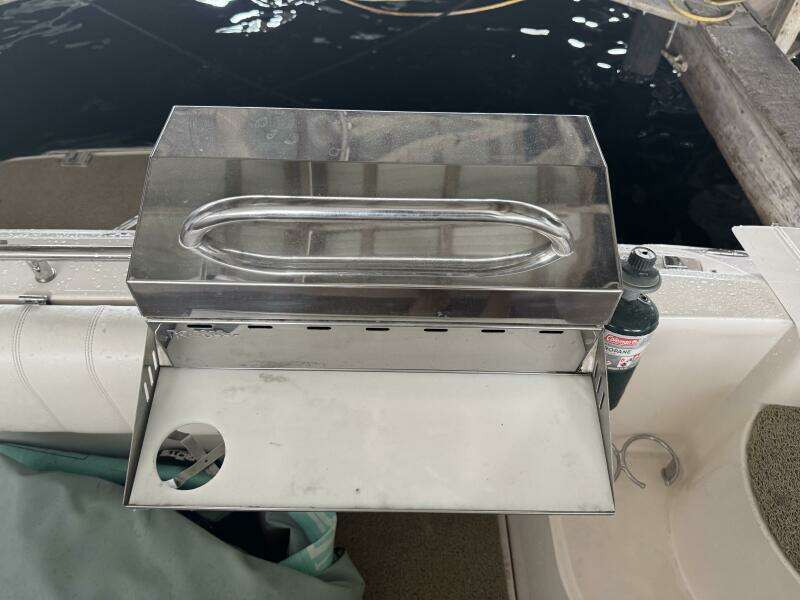 2005 Regal 3560 Commodore