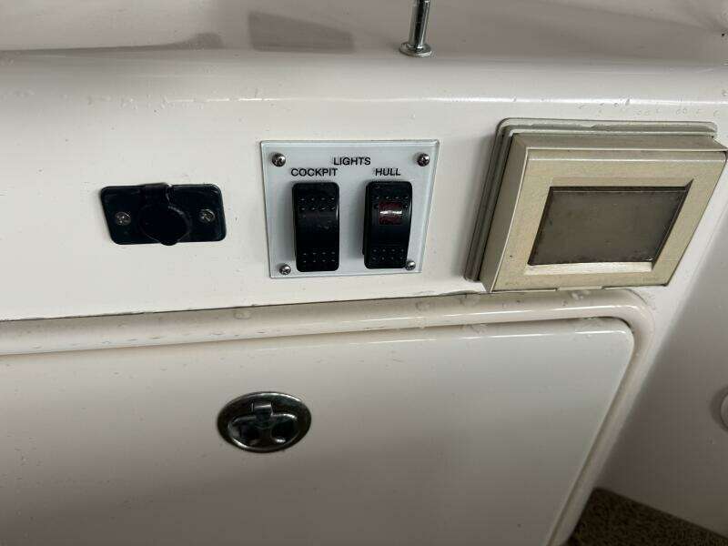 2005 Regal 3560 Commodore