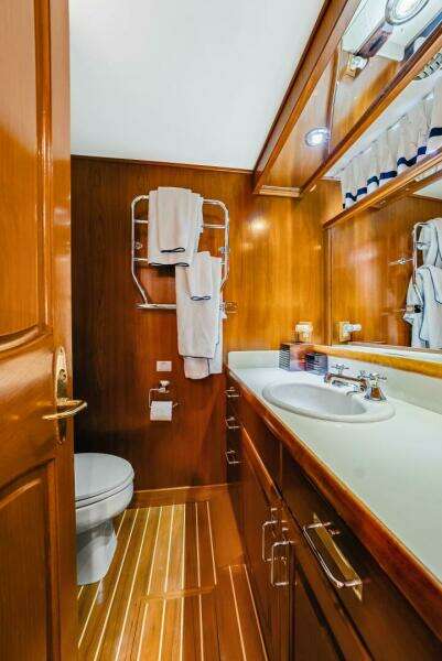 Starboard Guest Head