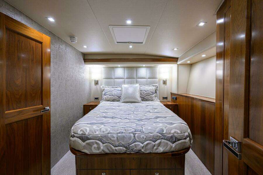 Viking 80 - LAMPLIGHTER - Forward Guest Stateroom 