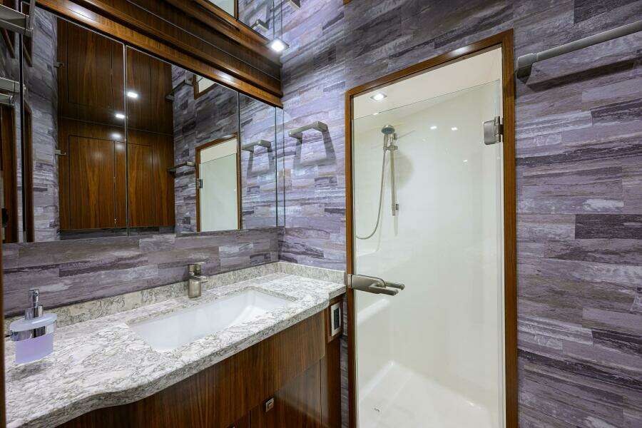 Viking 80 - LAMPLIGHTER - Forward Guest Head