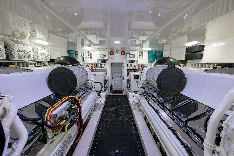 Viking 80 - LAMPLIGHTER - Engine Room