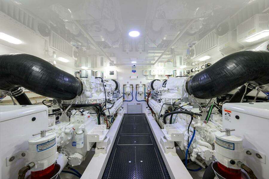 Viking 80 - LAMPLIGHTER - Engine Room