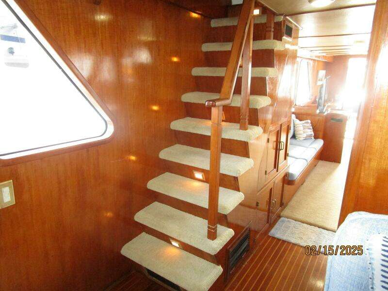 57' DeFever pilothouse-flybridge stairs